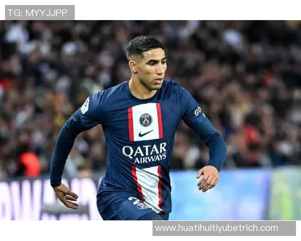 阿什拉夫积极恢复中观看皇马比赛与朋友聚会依靠助行器行走展现乐观态度